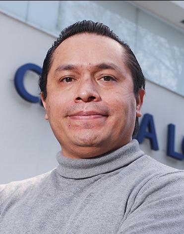 Es la foto de perfil de un ortopedista y traumatólogo en Ciudad de México de Hospital Angeles Clínica Londres. El doctor utiliza un suéter gris de cuello de tortuga.