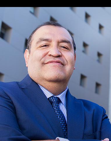 Es la foto de perfil de un cirujano general en Huixquilucan de Hospital Angeles Lomas. Tiene saco azul marino, camisa azul cielo y corbata azul marino. 