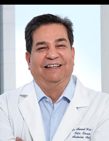 Es la foto de perfil de un especialista en medicina nuclear en Ciudad de México de Hospital Angeles Clínica Londres. Utiliza una bata blanca, camisa azul claro y está sonriendo.