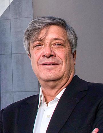 Es la foto de perfil de un nefrólogo especialista en medicina interna en Huixquilucan de Hospital Angeles Lomas. Tiene el cabello canoso, una camisa blanca y un saco negro. 