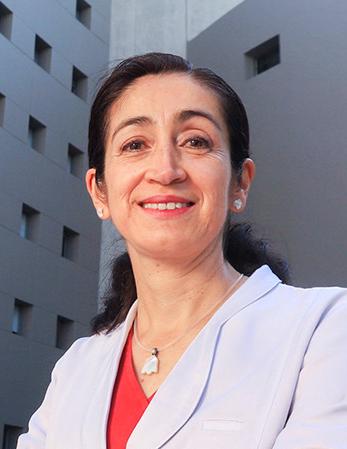 Es la foto de perfil de una pediatra especialista en endocrinología pediátrica en Huixquilucan de Hospital Angeles Lomas. En el fondo se encuentra el hospital. 