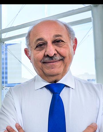 Es la foto de perfil de un gastroenterólogo especialista en gastrocirugía en Huixquilucan de Hospital Angeles Lomas. Está sonriendo amablemente, tiene una camisa blanca y los brazos cruzados. 