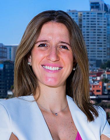 Es la foto de perfil de un terapeuta del lenguaje en Huixquilucan de Hospital Angeles Lomas. Usa una bata blanca, tiene una blusa de color rosa, es de tez blanca y tiene el cabello rubio.