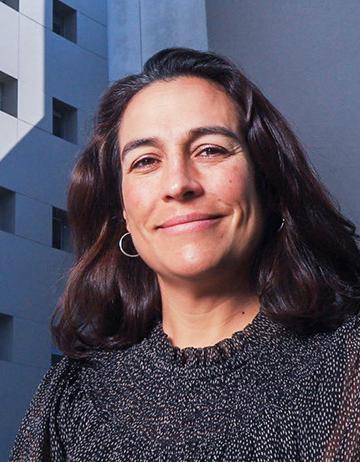 Es la foto de perfil de una reumatóloga y médica interna en Huixquilucan de Hospital Angeles Lomas. De fondo aparece el hospital. 