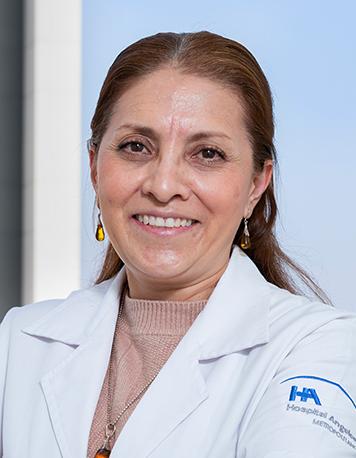 Es la foto de perfil de una pediatra especialista en medicina crítica en Ciudad de México de Hospital Angeles Clínica Londres. Utiliza una bata y una blusa café claro debajo. 