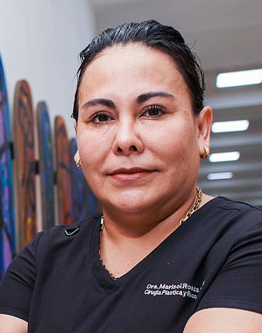 Es la foto de perfil de una cirujana plástica en Ciudad de México de Hospital Angeles Lindavista. Tiene el cabello negro y recogido. Usa una bata médica negra.