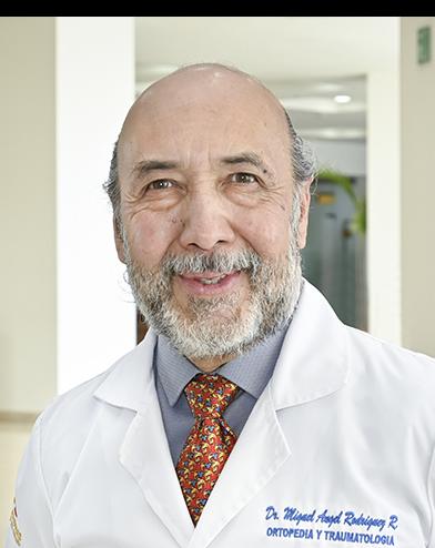 Es la foto de perfil de un ortopedista y traumatólogo en Ciudad Juárez de Hospital Angeles Ciudad Juárez. Utiliza una bata y camisa con corbata.