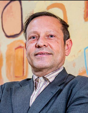 Es la foto de perfil de un endocrinólogo en Ciudad de México de Hospital Angeles Lindavista.Tiene el cabello negro. Usa un saco gris con una camisa rosa.