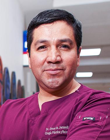 Es la foto de perfil de un cirujano plástico en Ciudad de México de Hospital Angeles Lindavista. Tiene el cabello negro. Usa un uniforme médico morado.