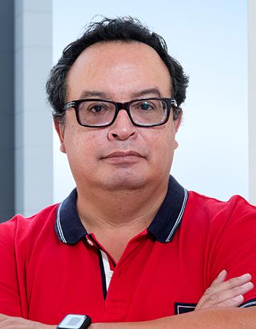 Es la foto de perfil de un ortopedista y traumatólogo en Ciudad de México de Hospital Angeles Clínica Londres. Utiliza una playera polo roja con el cuello nogro, tiene lentes y un reloj.