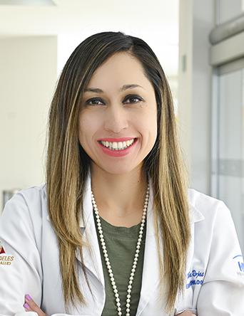 Es la foto de perfil de un endocrinólogo en Ciudad Juárez de Hospital Angeles Ciudad Juárez. Utiliza una bata blanca y una blusa verde militar.