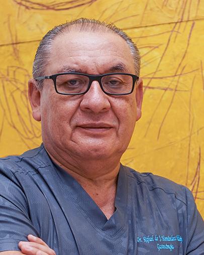 Es la foto de perfil de un cirujano general en Ciudad de México de Hospital Angeles Lindavista. Tiene el cabello gris. Usa lentes y un uniforme médico gris.