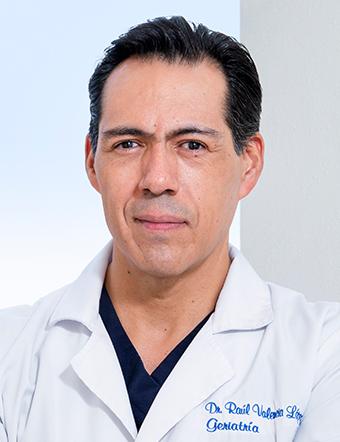 Es la foto de perfil de un internista y geriatra en Ciudad de México de Hospital Angeles Clínica Londres. Tiene una bata blanca, tez blanca y cabello oscuro. 