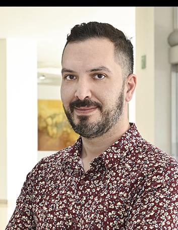 Es la foto de perfil de un ginecólogo y obstetra en Ciudad Juárez de Hospital Angeles Ciudad Juárez. Utiliza una camisa vino con manchas beige, tiene barba oscura y cabello negro.