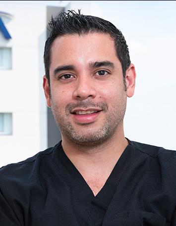 Es la foto de perfil de un cirujano plástico en Ciudad de México de Hospital Angeles Clínica Londres. Tiene un uniforme médico negro con cuello V.