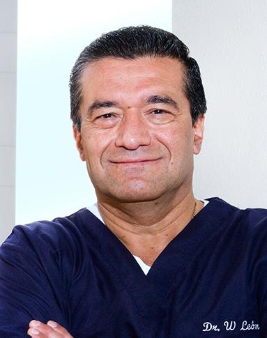 Es la foto de perfil de un ortopedista y traumatólogo en Ciudad de México de Hospital Angeles Clínica Londres. Utiliza un uniforme con cuello V de color azul marino.