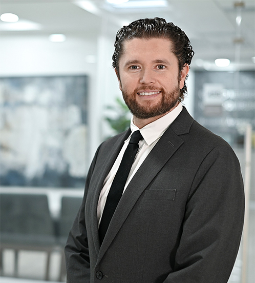 Es la foto de perfil de un cirujano plástico en Ciudad de México de Hospital Angeles Acoxpa. Usa un traje color negro con una camisa blanca y corbata negra. 
