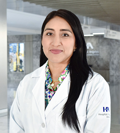 Es la foto de perfil de una hematología pediátrica en Querétaro de Hospital Angeles Centro Sur. Viste un uniforme verde, tiene joyería dorada, está sonriendo y es de tez morena con cabello oscuro y largo.