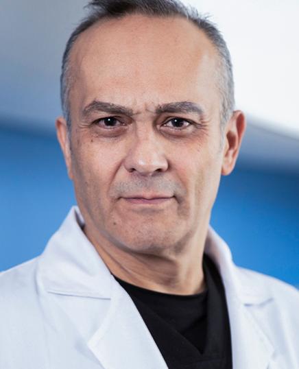 Es la foto de perfil de un endoscopista y cirujano general del hospital Angeles lomas en Huixquilucan. Usa una bata blanca y un uniforme médico negro. 