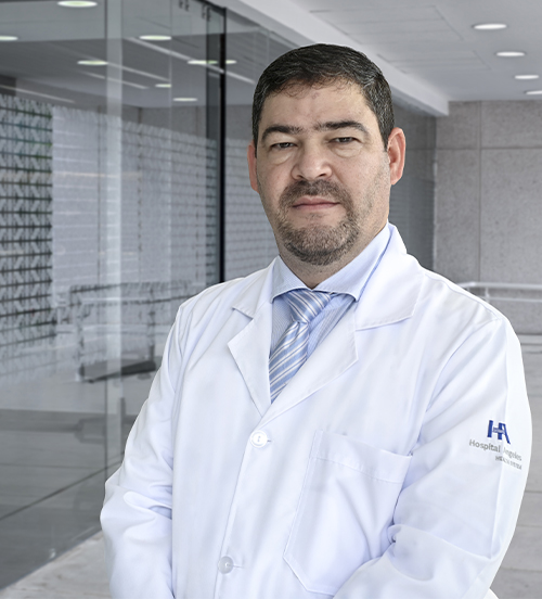 Es la foto de perfil de un urólogo en Villahermosa de Hospital Angeles Villahermosa. Usa lentes y una bata blanca. Tiene barba y cabello negro.