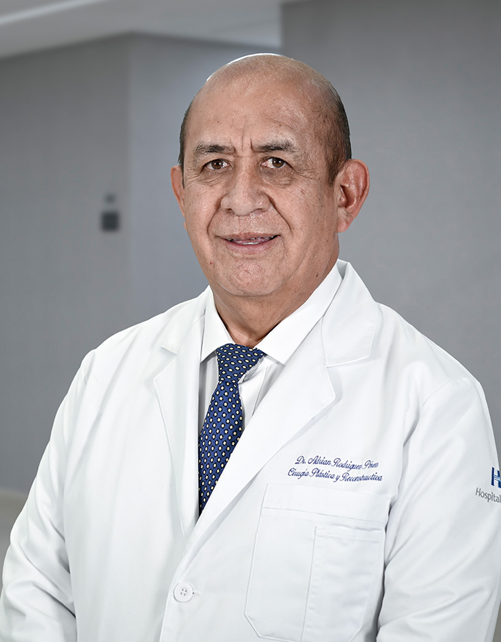 Es la foto de perfil de un cirujano plástico en Ciudad de México de Hospital Angeles Lindavista. Usa una bata médica color azul marino.