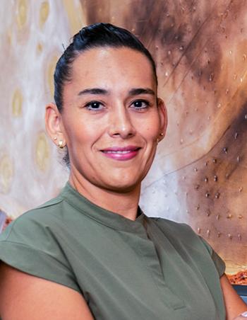 Es la foto de perfil de una especialista en salud pública y ginecologa obstetra de Hospital Angeles León. Es de tez morena, tiene el cabello recogido y está sonriendo. 