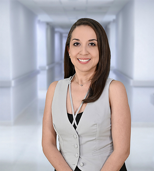Es la foto de perfil de una psiquiatra en Ciudad Juárez de Hospital Angeles Ciudad Juárez. Usa un saco color rosa mexicano y una blusa blanca con encaje.