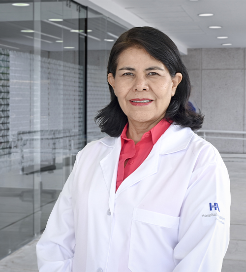 Es la foto de perfil de una oftalmóloga pediátrica en Villahermosa de Hospital Angeles Villahermosa. Usa una bata blanca y lentes. Tiene el cabello corto negro y está sonriendo.