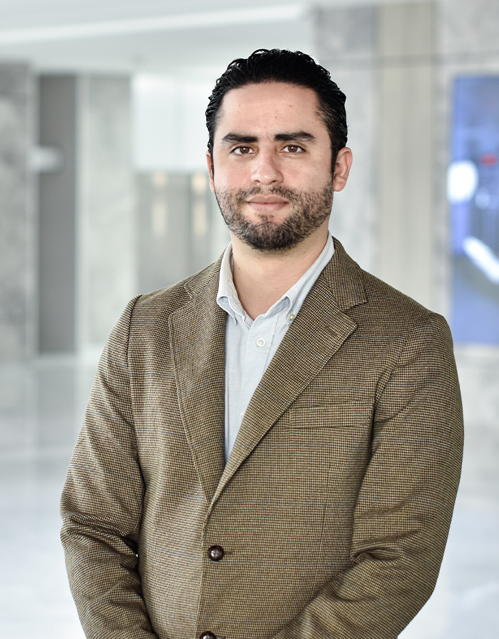 Es la foto de perfil de un nefrólogo en Querétaro de Hospital Angeles Centro Sur. Viste un saco café con cuadros y una camisa gris, tiene barba, cejas pobladas, ojos grandes y cabello ondulado.