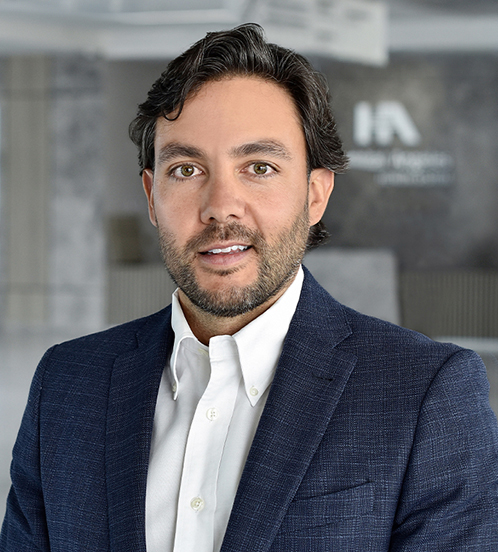 Es la foto de perfil de un ginecólogo y obstetra en Querétaro de Hospital Angeles Centro Sur. Usa un traje azul marino con camisa blanca y tiene barba.