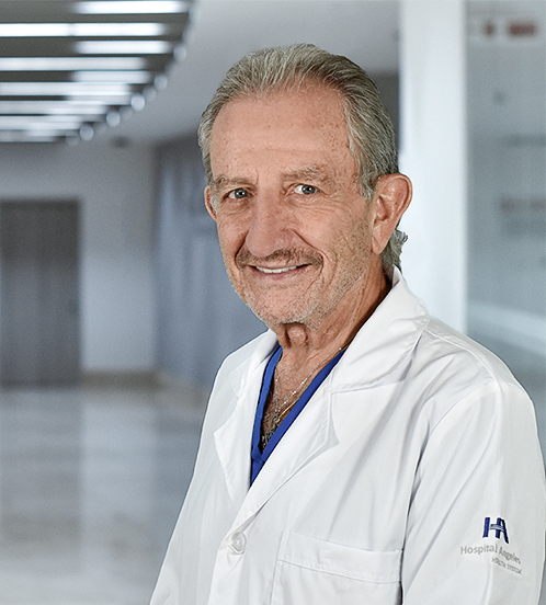 Es la foto de perfil de un ginecólogo y obstetra en Huixquilucan. Tiene el cabello gris. Usa una bata blanca.