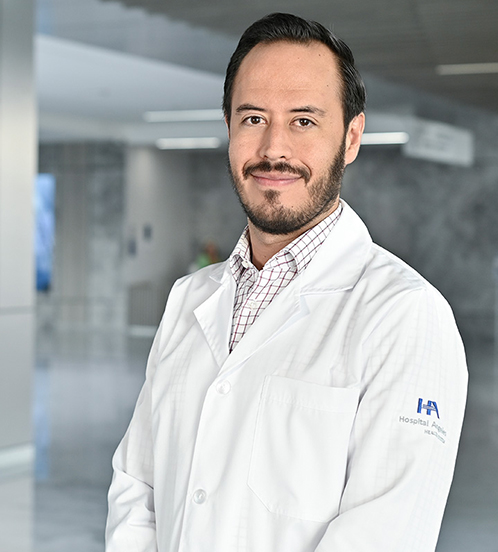 Es la foto de perfil de un endocrinólogo en Querétaro de Hospital Angeles Centro Sur. Viste un traje gris y camisa blanca. Tiene lentes con amrco negro.