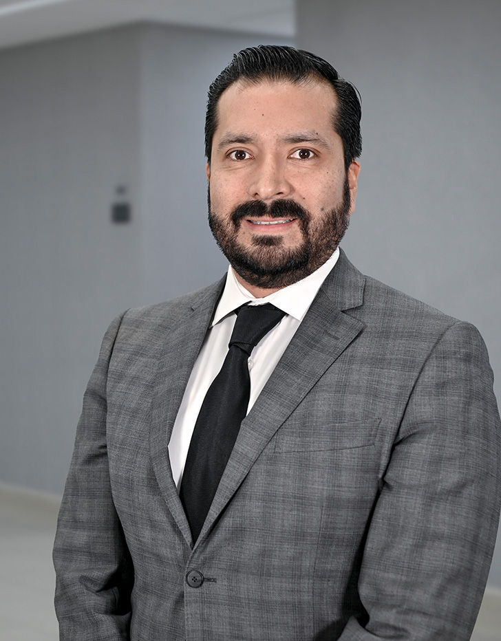 Es la foto de perfil de un nefrólogo en Ciudad de México de Hospital Angeles Lindavista. Tiene el cabello, barba y bigote negro. Usa un saco color y corbata azul, con una camisa azul claro.