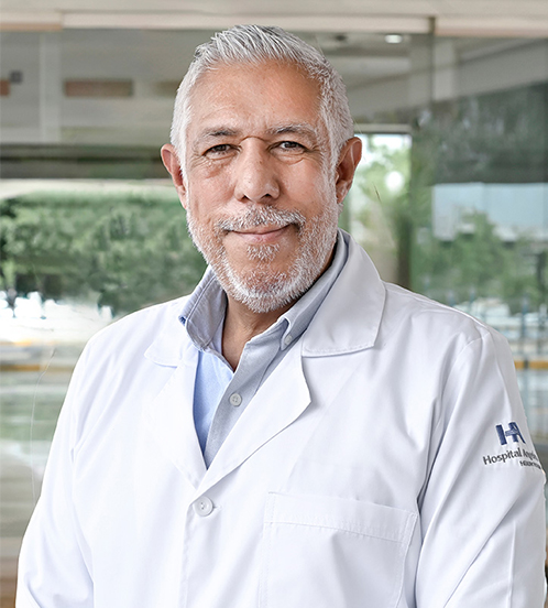 Es la foto de perfil de un cardiólogo intervencionista de Hospital Angeles Culiacán. Utiliza una bata blanca, tiene camisa y corbata. 