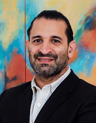 Es la foto de perfil de un cirujano plástico en Tampico de Hospital Angeles Tampico. Usa un saco negro y una camisa blanca. Tiene barba y cabello negro.