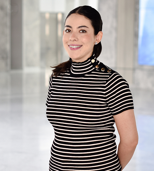 Es la foto de perfil de una psicóloga en Querétaro de Hospital Angeles Centro Sur. Usa una blusa larga negra con rayas horizontales blancas, tiene el cabello recogido y usa frenos.
