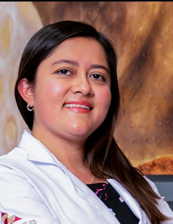 Es la foto de perfil de una especialista en radioterapia en León de Hospital Angeles León. Tiene una bata blanca con una blusa negra. 