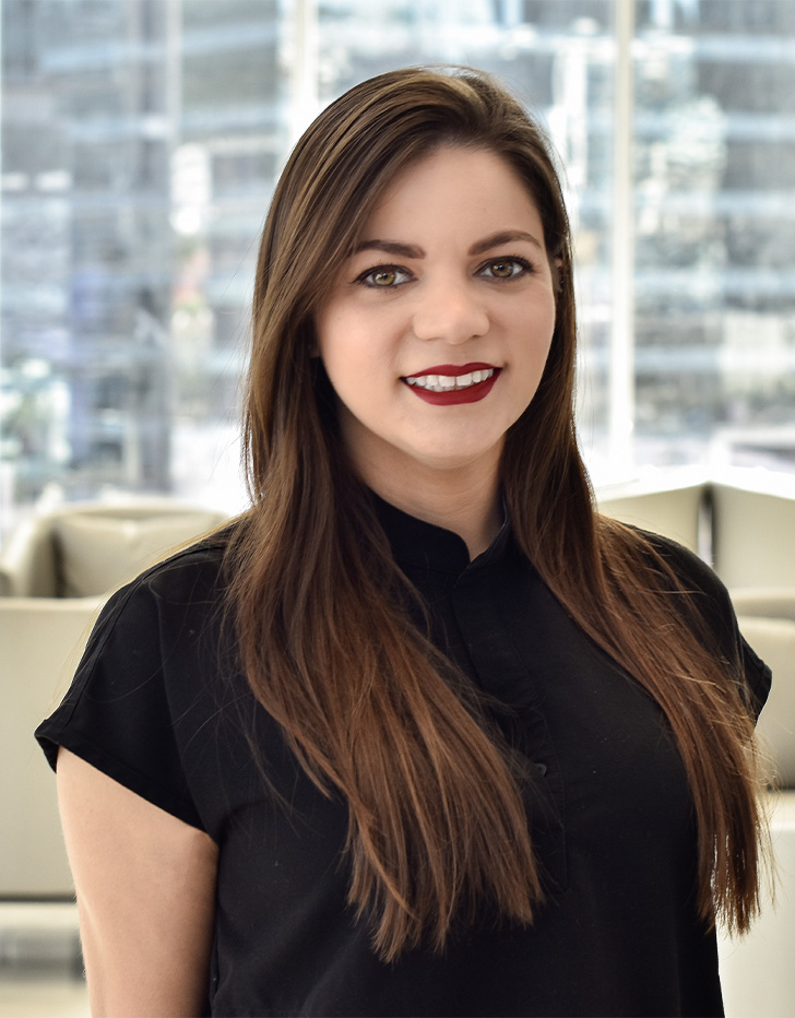 Es la foto de perfil de una pediatra en San Pedro Garza García de Hospital Angeles Valle Oriente.Tiene puesto una blusa color negro. El labial que usa es color rojo. Tiene los ojos café claro y su cabello es color castaño y lacio con rayos más claros.