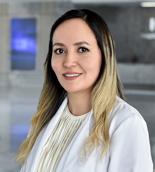 Es la foto de perfil de una otorrinolaringóloga en Querétaro de Hospital Angeles Centro Sur. Usa bata blanca, tiene las puntas del cabello rubio y está sonriendo.