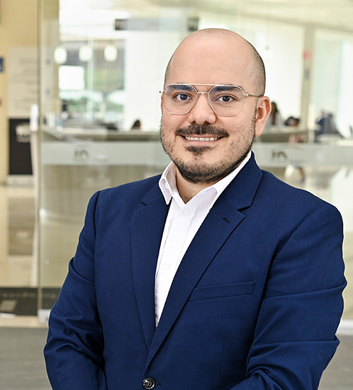 Es la foto de perfil de un neurólogo en Ciudad de México de Hospital Angeles Acoxpa. Usa un traje color azul con una camisa blanca. Es calvo y usa lentes. Está sonriendo.
