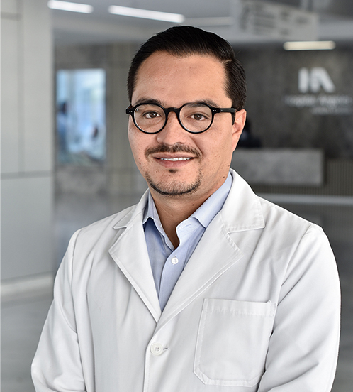 Es la foto de perfil de un atroscopista, ortopedista y traumatólogo en Querétaro de Hospital Angeles Centro Sur. Es de tez apiñonada, tiene barba de candado, cabello negro y usa lentes. 