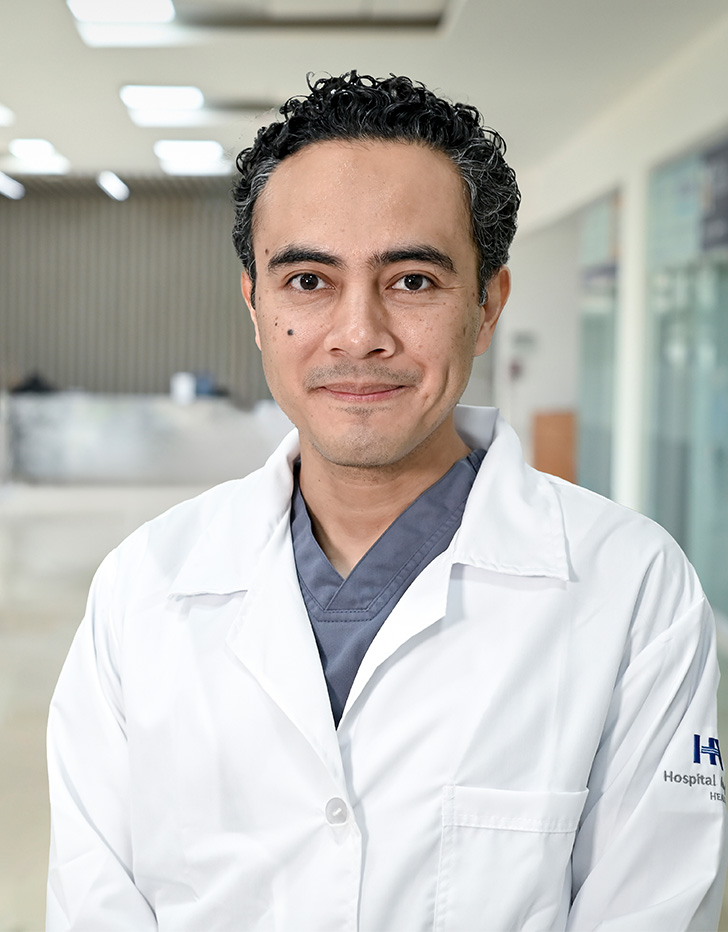 Es la foto de perfil de un urólogo en Tampico de Hospital Angeles Tampico. Usa una bata blanca. Tiene el cabello negro.