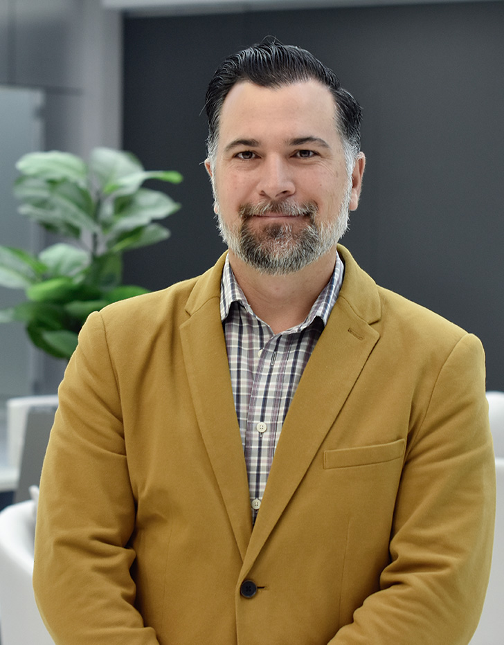 Es la foto de perfil de un cirujano cardiotorácico en Guadalajara de Hospital Angeles Del Carmen. Utiliza un saco color camel y camisa, tiene el cabello peinado hacia atrás, barba y bigote canoso.