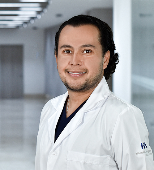 Es la foto de perfil de un ginecólogo y obstetra en Huixquilucan. Tiene el cabello. Está sonriendo. Usa una bata blanca y un uniforme negro.