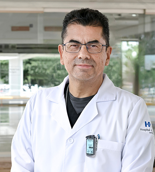 Es la foto de perfil de un radiólogo en Culiacán de Hospital Angeles Culiacán. Utiliza un saco azul marino, camisa blanca y corbata azul marino.