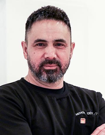 Es la foto de perfil de un especialista en medicina interna y medicina crítica de Hospital Angeles León. El doctor viste un uniforme negro, tiene barba. 