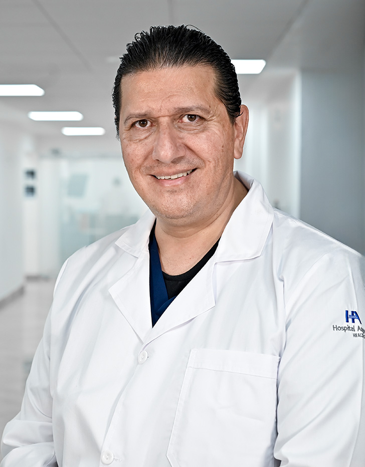 Es la foto de perfil de un cirujano general en Guadalajara de Hospital Angeles Del Carmen. Tiene un saco azul marino, camisa y corbata.