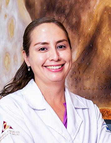 Es la foto de perfil de una endocrinóloga en León de Hospital Angeles León. Tiene bata blanca, una blusa morada y utiliza aretes.