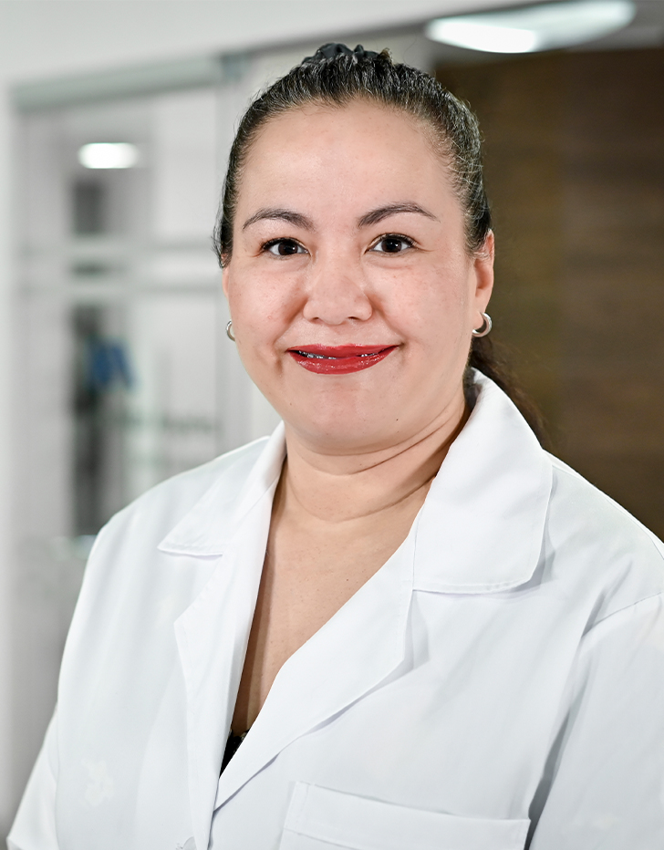 Es la foto de perfil de una audióloga y foniatra en Ciudad de México de Hospital Angeles Santa Mónica. Usa una bata blnca. Tiene el cabello recogido.