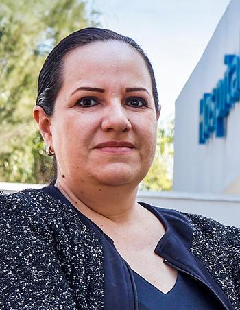 Es la foto de perfil de un psiquiatra en Guadalajara de Hospital Angeles Del Carmen. Utiliza una blusa azul marino y tiene un suéter negro con brillos plateados.